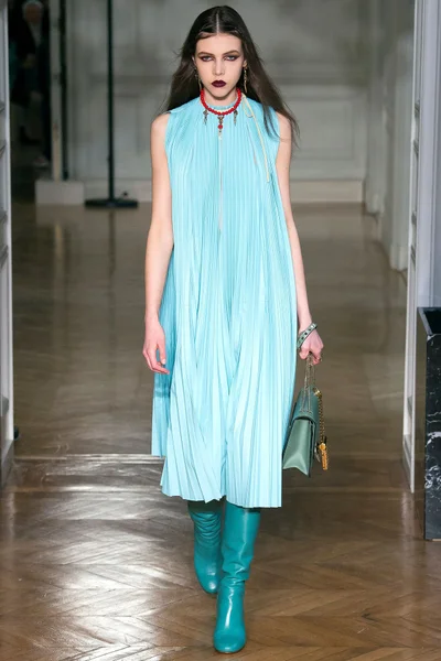 Look 10